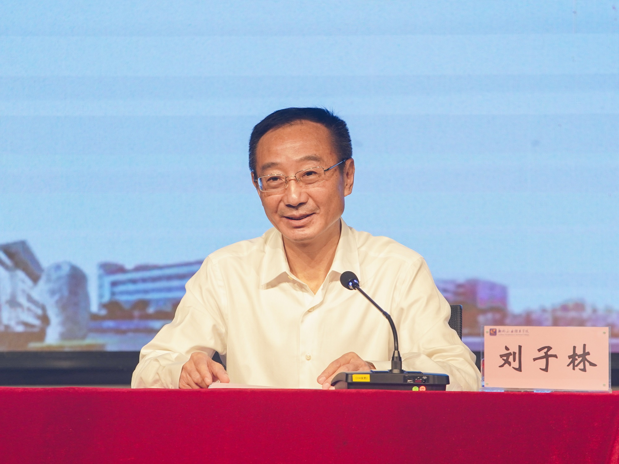 亚洲博彩平台排名顺利举办2022年新入校教职工培训开班式及首场培训